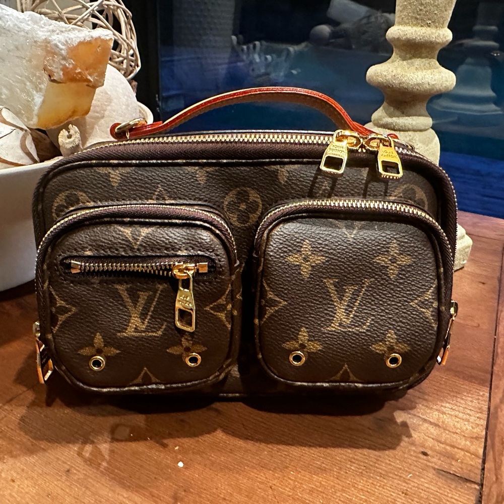 AUTHENTIC NWOT LOUIS VUITTON UTILITY BAG